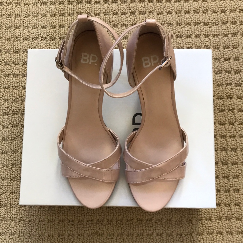 Laila Cross Strap Sandal, 6.5M